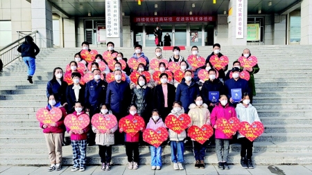           受助学生收到助学金 本报记者 陈晓平 摄        