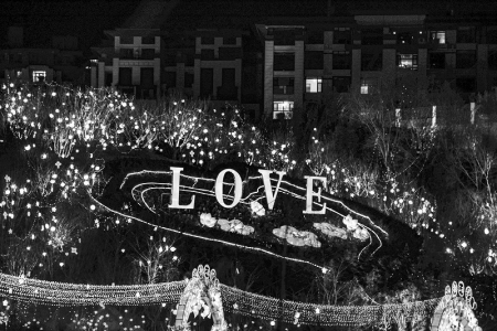           彩灯亮了，年味浓了。 本报记者 康乐 摄        