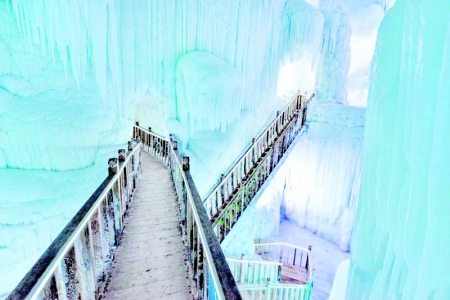           云丘山万年冰洞        