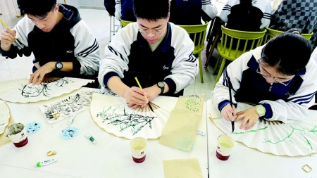           学生在校园里开启一段惬意的博物馆之旅 图片由太原市博物馆提供        