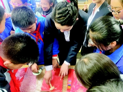           学生拓印关公作品 图片由太原市文物保护研究院关帝庙博物馆提供        