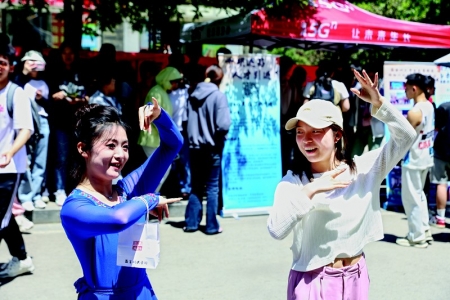           “汾水连天山·晋昌一家亲”暨“石榴籽一家亲”晋昌青年交流活动圆满结束。 摄影 本报记者 王钰钦        