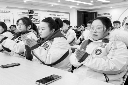           60余名外卖员和快递员参加了培训        