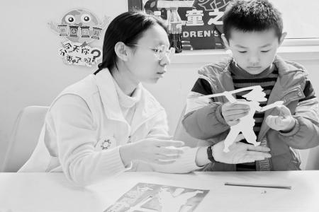           制作纸质皮影 图片由团太原市万柏林区委提供        