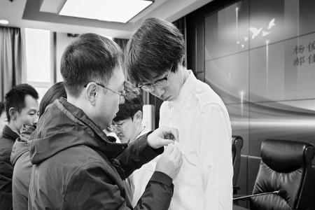           团徽凝聚着青年的力量和勇气 图片由山西青年职业学院提供        