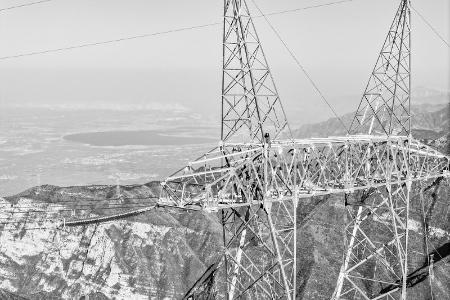               近日，国网山西送变电公司高空作业人员正在进行架线作业。 王浩摄        