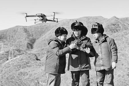               11月28日，国网山西超高压输电公司验收人员在500千伏风运线验收现场进行验收作业，确保线路“健康”投运。 杜衡 摄        