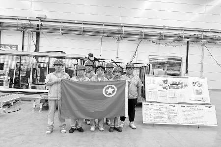           冲锋在前，扎根一线。 图片由太重集团团委提供        