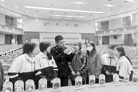           民警展示仿真毒品模型 通讯员 张俊和 摄        