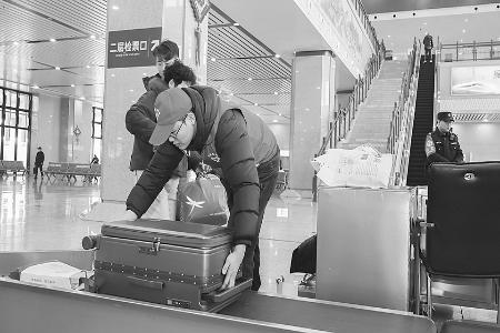 青年志愿者服务春运