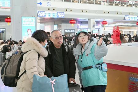 “小青团”用细致服务温暖旅客归家路 本版图片均由中国铁路太原局集团公司团委提供