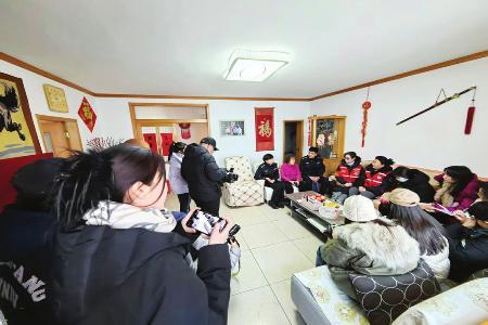 采访团近距离感受警民温情