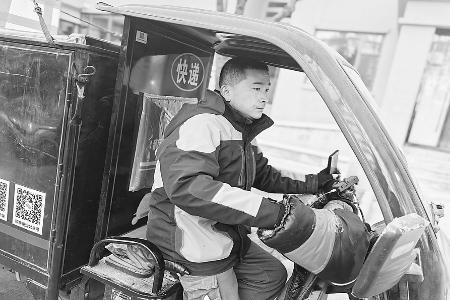 快递员在平凡岗位上跑出了最动人的奋斗姿态。 本报记者 刘琴 摄