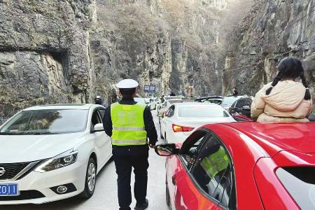 荧光绿，成为春节里最动人的风景、最安心的守护。 苏燕 摄