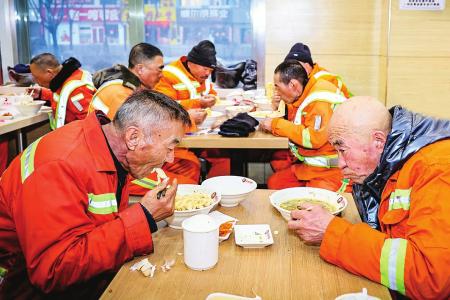 一碗碗热面表达敬意、传递善意。 本报记者 吕汉富 摄