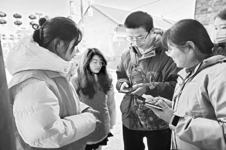 “志愿橙”为游客铺就温暖之路