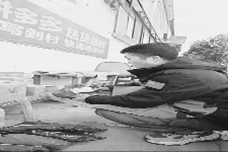 拼多多已在全国多地试点“免费送货入村”服务，承担送货入村订单的二段中转费，优化农村购物体验、帮助商家打开进村市场。 赵瀚傑 摄