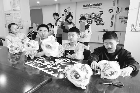 花灯制作深受孩子们喜爱 通讯员 雷晋霞 摄