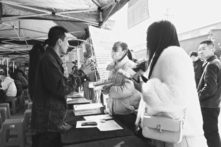 专场招聘吸引大量求职者到场 本报记者 刘琴 摄