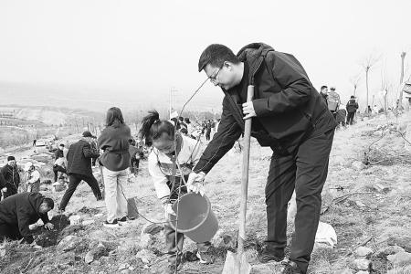 孩子们播撒绿色希望