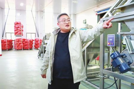 在迷茫中探索，在困境中坚守。 本报记者 路诗洁 摄