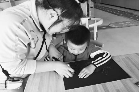 手工刮画创作体验深受孩子们喜爱 图片由晋城市城区前书院社区提供