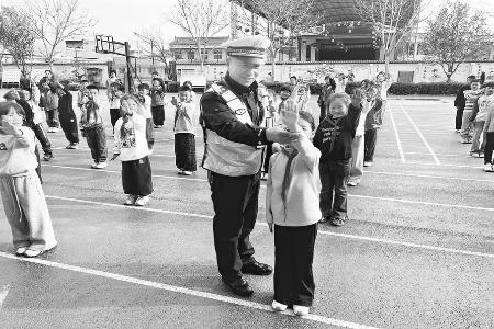 交安知识送到200余名师生身边余名师生身边