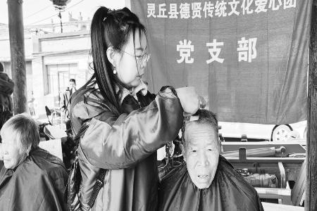 义剪项目暖银龄 图片由灵丘县新闻中心提供