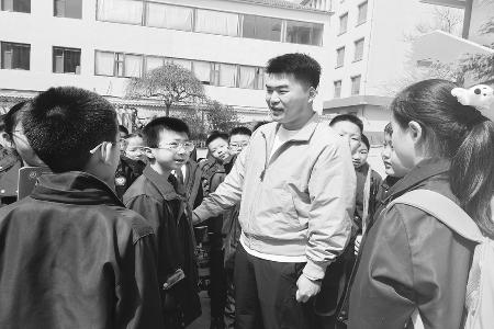 逐光前行、静待花开。 本报记者 刘琴 摄