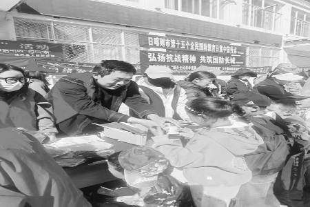 他为高原上的孩子们撑起一片心理健康的蓝天 资料图片