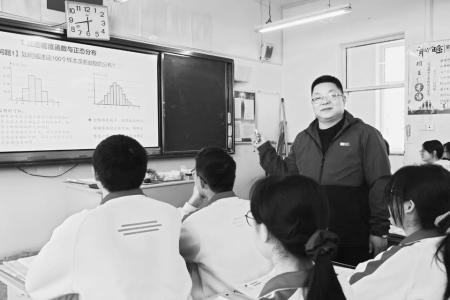 对待教学，一丝不苟。 图片由受访者提供