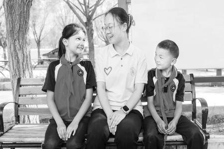 一抹抹“红”串联起王艺枝与边疆孩子的不解之缘 图片由受访者提供