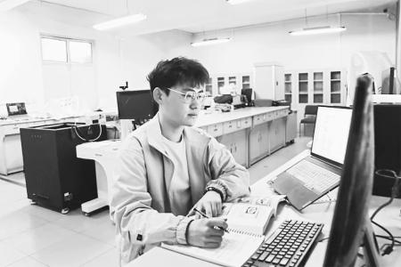 上下求索，矢志攻坚。 图片由受访者提供