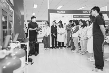 认真聆听 本报记者 李睿 摄