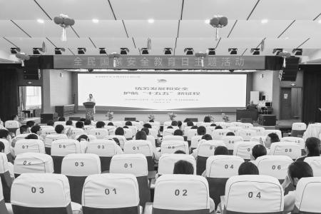 聆听宣讲，筑牢青春防线。 本报记者 刘琴 摄