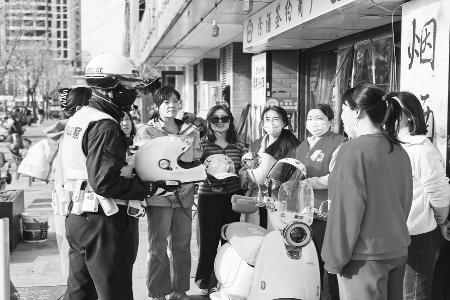 交安宣传无处不在 图片由太原市迎泽区察院后社区提供