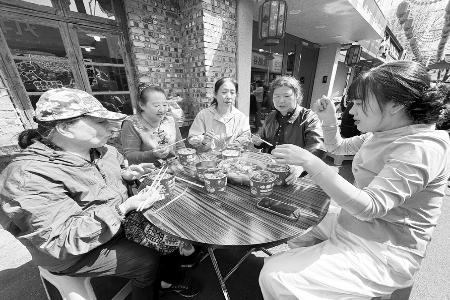 一碗打卤面联结邻里情 图片由太原市迎泽区老军营街道提供