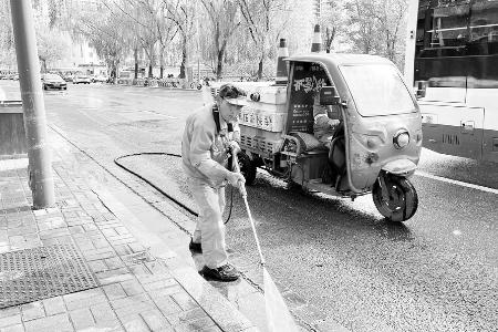 环卫部门进行湿法作业 图片由太原市城乡管理局提供