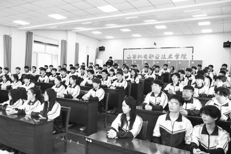 志愿者参加培训 本报记者 刘琴 摄