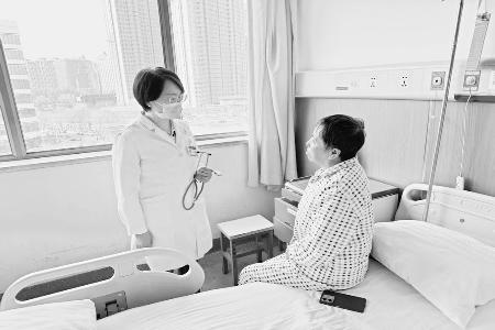 冯慧晶悉心问诊每一名患者 图片由受访者提供