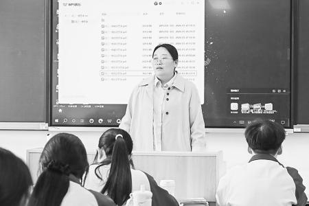 以匠心浇灌桃李 本报记者 路诗洁 摄