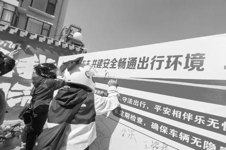 机车爱好者打卡新地标 本报记者 胡远嘉 摄