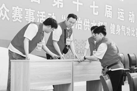 志愿者保障赛事顺利开展 本报记者 路诗洁 摄