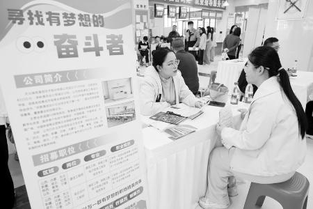 优质用人单位现场揽才 图片由太原市万柏林区融媒体中心提供