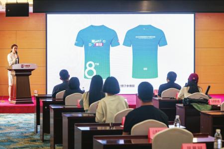 赛事奖牌和服装全新亮相 本报记者 胡远嘉 摄