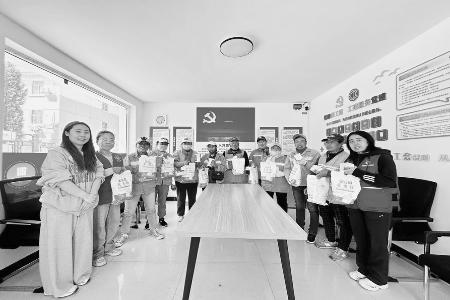 户外劳动者在驿站感受到“家”的归属感 图片由太原市尖草坪区兴安社区提供