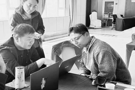 孙健航（右）和导师与后沟村党支部书记对接设计需求 图片由受访者提供