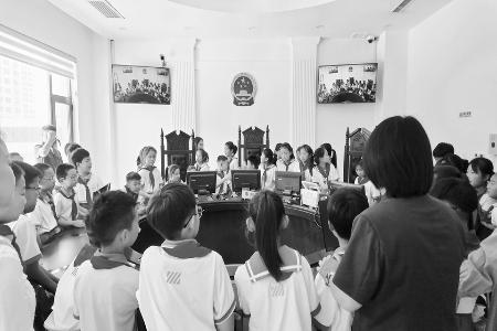 学生们参观第一审判法庭 图片由团夏县县委提供