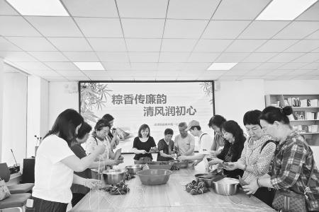 居民们围坐一起包粽子 图片由太原市青年路一社区提供