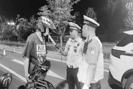 长治交警加大夜查力度